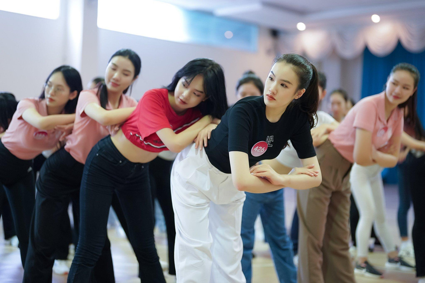 Bên cạnh việc chuẩn bị cho màn trình diễn trong đêm chung khảo, các thí sinh còn chuẩn bị cho phần thi Người đẹp tài năng diễn ra ngày 21/11.