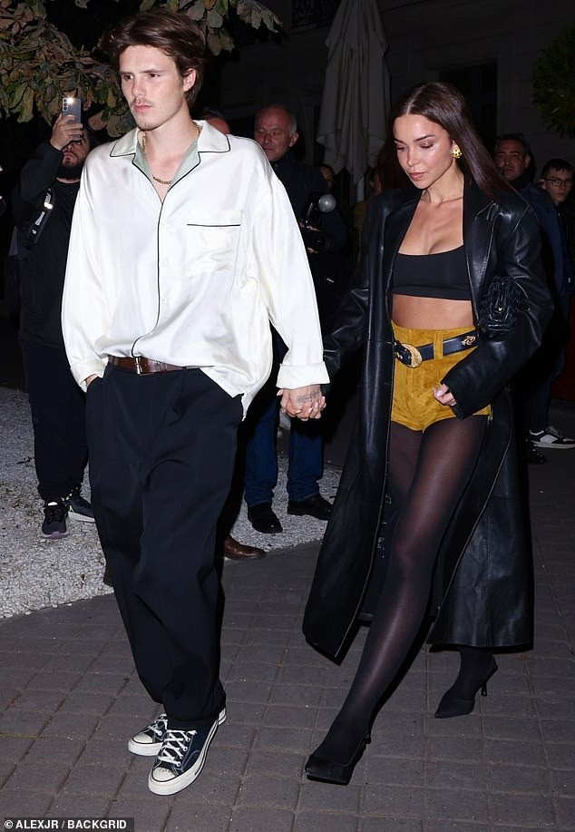 Cruz Beckham đưa bạn gái Jackie Apostel đến buổi ăn tối cùng mẹ. Gần đây, Cruz theo đuổi phong cách cổ điển, tối giản, trong khi bạn gái anh chuộng phong cách gợi cảm. Tại buổi ra mắt bộ sưu tập thời trang của Victoria, Jackie Apostel được nhận xét có vóc dáng và gout thời trang giống bà Beck. Cruz Beckham đưa bạn gái Jackie Apostel đến buổi ăn tối cùng mẹ. Gần đây, Cruz theo đuổi phong cách cổ điển, tối giản, trong khi bạn gái anh chuộng phong cách gợi cảm. Tại buổi ra mắt bộ sưu tập thời trang của Victoria, Jackie Apostel được nhận xét có vóc dáng và gout thời trang giống bà Beck.