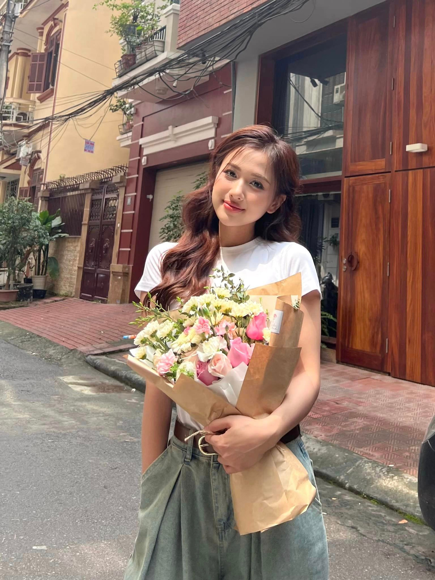 Thông tin Thu Hương hẹn hò Minh Vương xuất hiện khá lâu trên mạng xã hội. Hai người đều theo dõi trang cá nhân của nhau, thỉnh thoảng tương tác. Đồng nghiệp của Minh Vương cũng thường xuyên ám chỉ cầu thủ sinh năm 1995 có bạn gái.