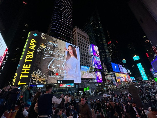 Hình ảnh Tố My mặc áo dài xuất hiện tại Quảng trường Thời đại, Mỹ. Hình ảnh Tố My mặc áo dài xuất hiện tại Quảng trường Thời đại, Mỹ.