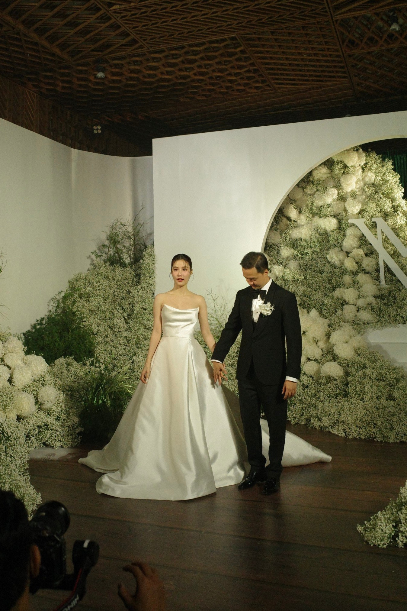 Theo chia sẻ của đại diện Diễm My 9X, lễ cưới của nữ diễn viên sử dụng nhiều hoa tươi màu trắng nhẹ nhàng, không gian sang trọng, tinh tế. Diễm My 9X cùng ông xã tự lên ý tưởng cho tiệc cưới.