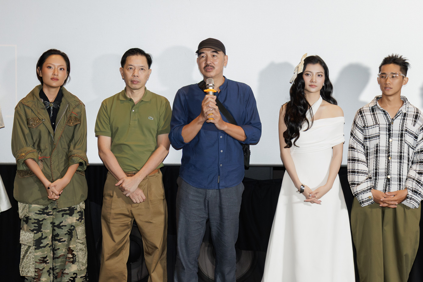 Đạo diễn Bùi Thạc Chuyên (áo sơ mi xanh dương) tâm huyết với bộ phim. Đạo diễn Bùi Thạc Chuyên (áo sơ mi xanh dương) tâm huyết với bộ phim.