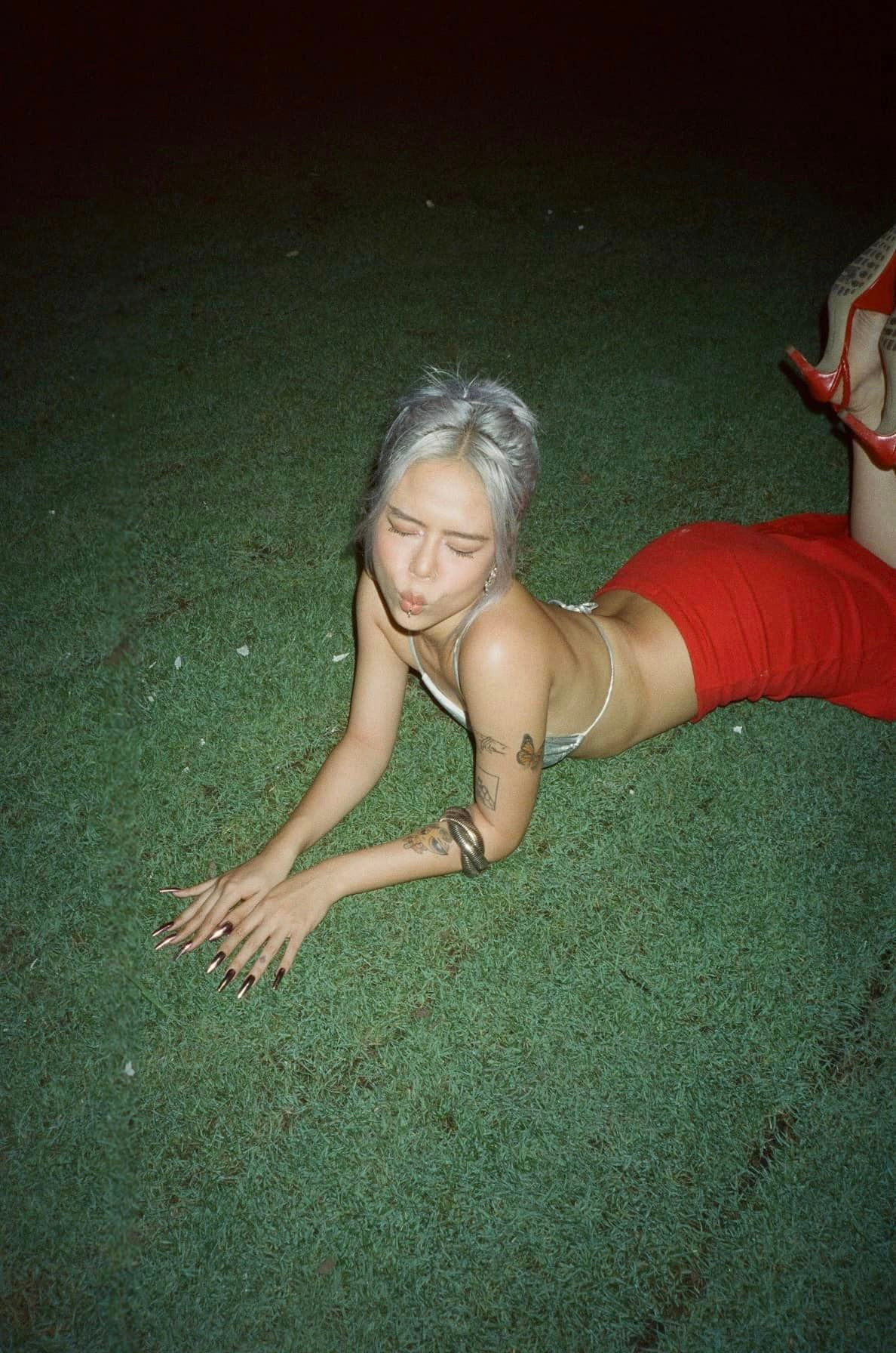 tlinh xây dựng hình ảnh gợi cảm. tlinh xây dựng hình ảnh gợi cảm.