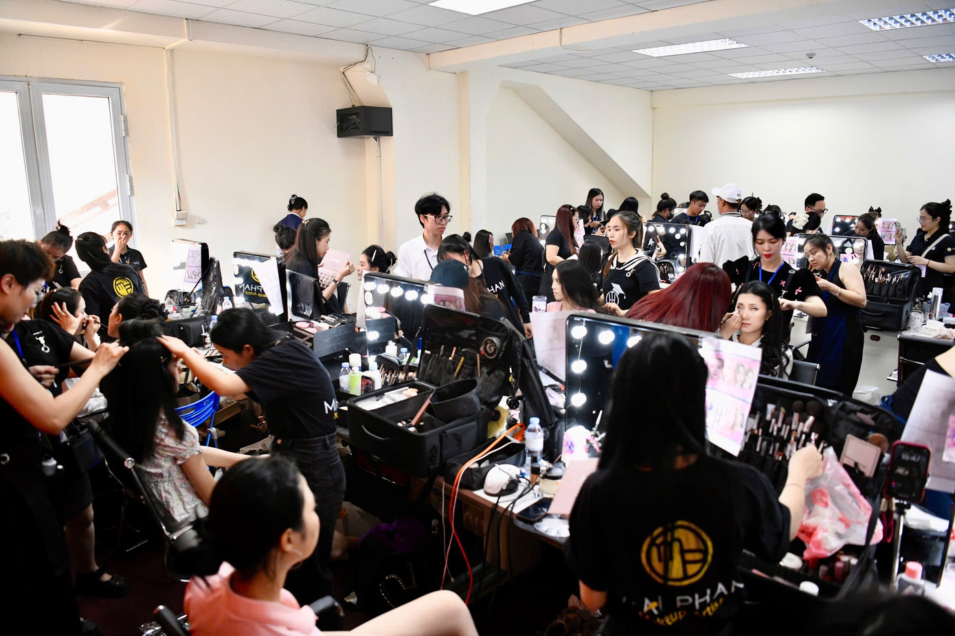 Đêm chung khảo Hoa hậu Việt Nam 2024 diễn ra tối 20/4 tại Cung thể thao Quần Ngựa (Ba Đình, Hà Nội). Từ đầu giờ chiều, ê-kíp trang điểm ráo riết giúp thí sinh make up, làm tóc. Sau một tháng tập luyện, được trang bị kỹ năng catwalk, vũ đạo và phong thái, đêm chung khảo là dịp 41 thí sinh thể hiện sự nổi trội của bản thân. Họ phải thuyết phục ban giám khảo để bước tiếp vào đêm chung kết.