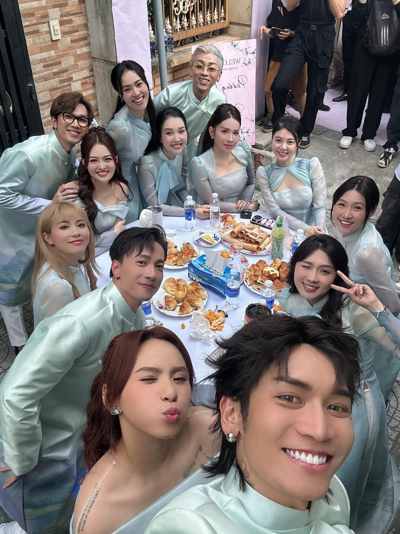 Dàn sao Việt liên tục cập nhật những hình ảnh trong lễ ăn hỏi của đồng nghiệp lên mạng xã hội. Phương Lan sinh năm 1994, là gương mặt quen thuộc của sân khấu Thế Giới Trẻ, TPHCM. Cô từng gây ấn tượng trong bộ phim Gái già lắm chiêu 2 và 3. Gần đây, Phương Lan và Phan Đạt góp mặt với vai diễn đôi tình nhân trong phim Nhà bà Nữ của Trấn Thành. Cô vào vai Lan - bạn thân của Nhi (Uyển Ân), có tính cách nổi loạn, luôn hết mình vì bạn bè. Phan Đạt đóng bạn trai của Lan, luôn nghe lời người yêu, tạo điểm nhấn qua các câu thoại hài hước.