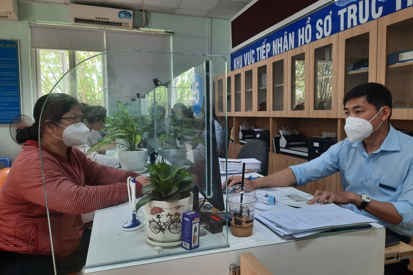 Lao động nữ chọn rút BHXH một lần vì họ không thể làm việc đến đủ tuổi để về hưu (Ảnh: P.T.).