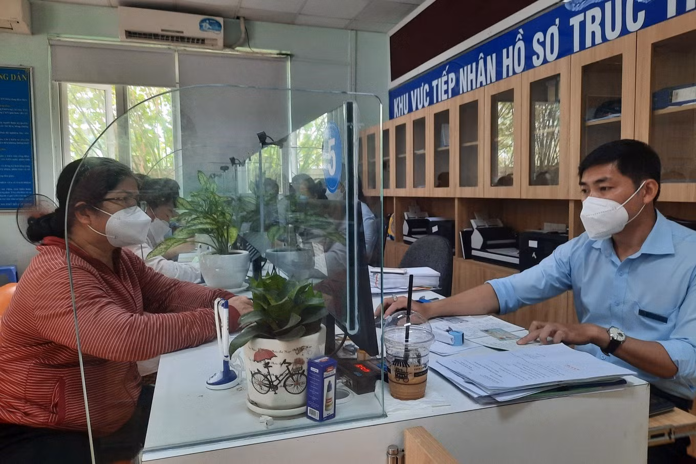 Lao động nữ chọn rút BHXH một lần vì họ không thể làm việc đến đủ tuổi để về hưu (Ảnh: P.T.).