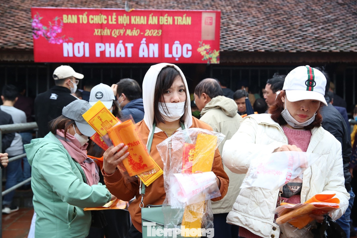 Cảnh du khách xếp hàng xin ấn tại đền Trần. Ảnh: Trọng Tài.