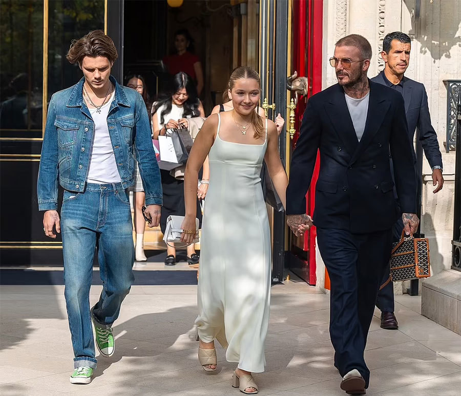 Con gái Beckham cao gần bằng bố ở độ tuổi 12. Trước đó, trong bức ảnh chụp cùng bà Beck, cô cao bằng mẹ. Nhiều người cho rằng cô cao vượt trội, có thể hơn hẳn bố khi trưởng thành. Con gái Beckham cao gần bằng bố ở độ tuổi 12. Trước đó, trong bức ảnh chụp cùng bà Beck, cô cao bằng mẹ. Nhiều người cho rằng cô cao vượt trội, có thể hơn hẳn bố khi trưởng thành.