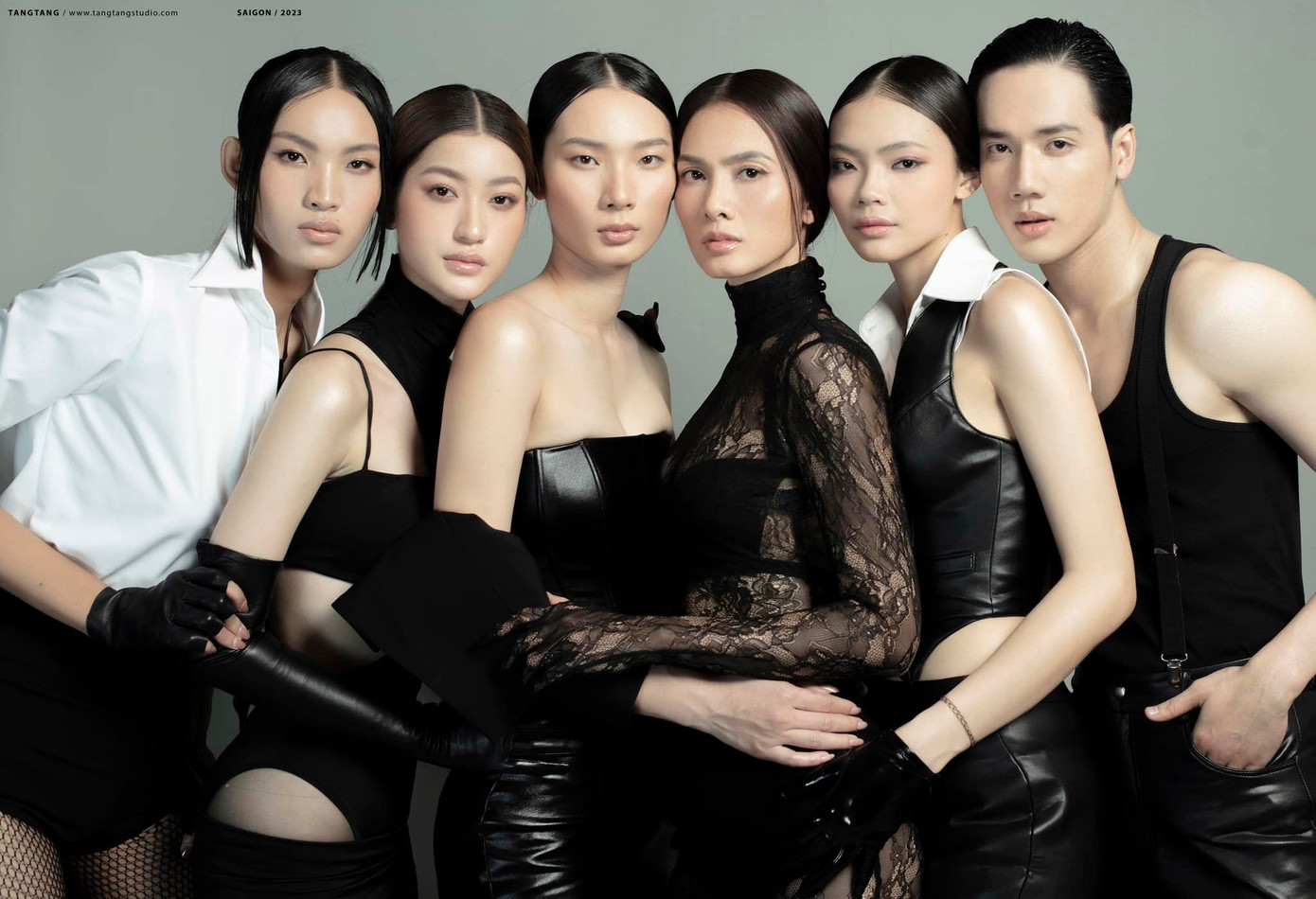 Tại vòng chọn đội, Tú Anh (ngoài cùng bên trái) chỉ nhận được một sự lựa chọn của Anh Thư. Nữ người mẫu nói ấn tượng với chiều cao của học trò, câu chuyện giảm từ 70 kg xuống 57 kg trong bốn tháng để trở thành người mẫu.