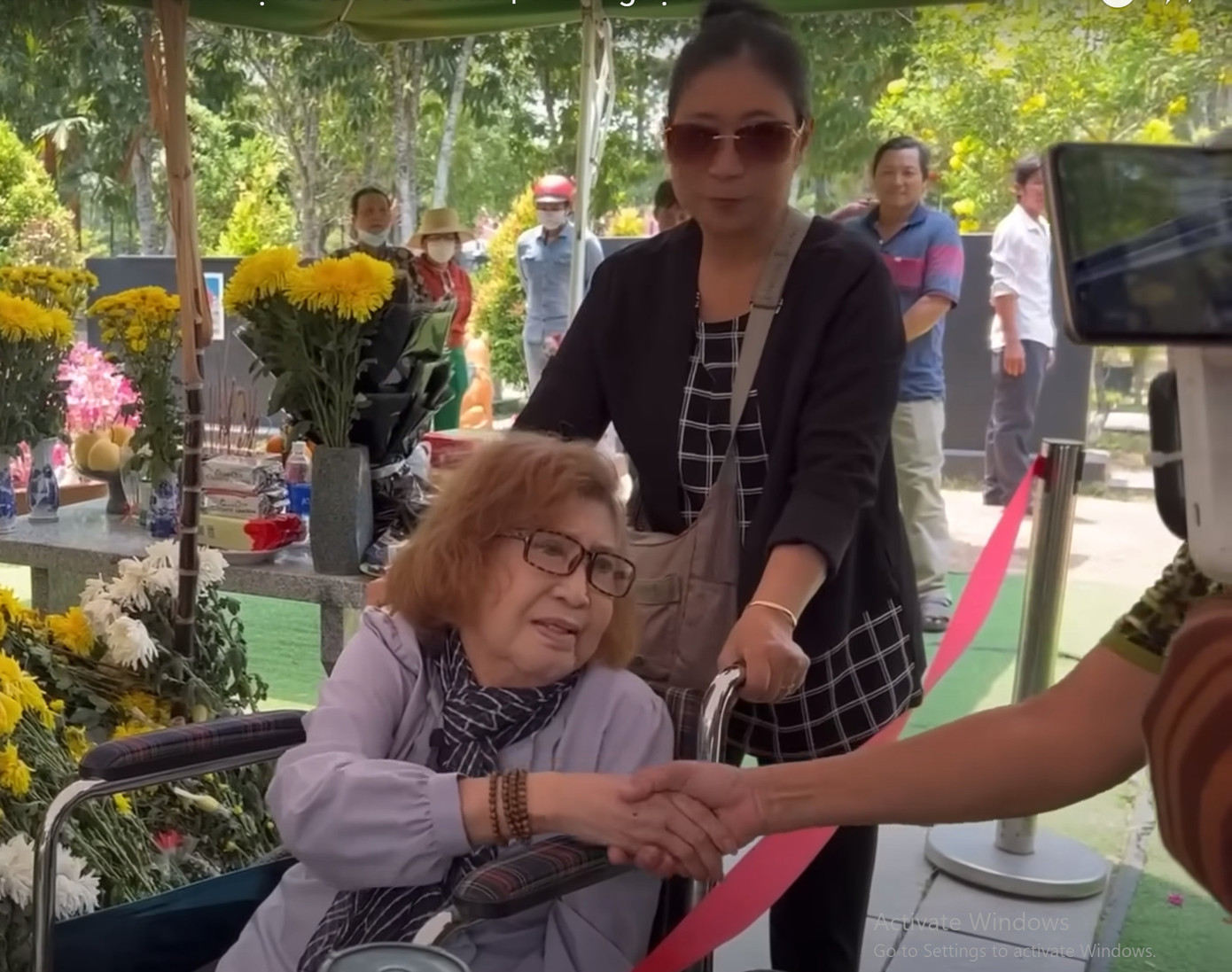 NSƯT Diệu Hiền phải ngồi xe lăn do di chuyển khó khăn.