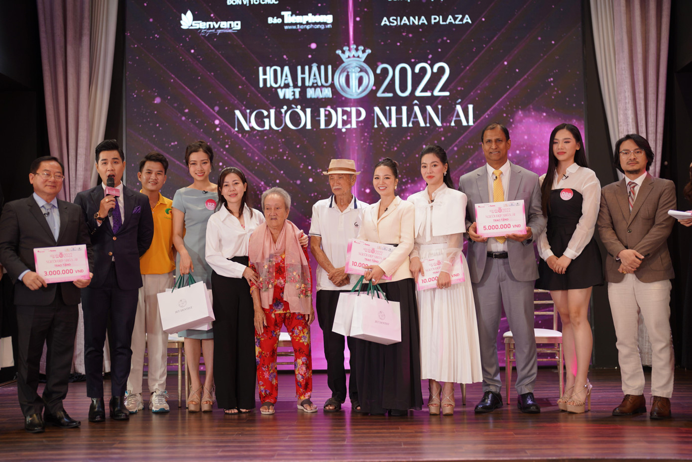 Người đẹp nhân ái là phần thi quan trọng của cuộc thi Hoa hậu Việt Nam 2022 nhằm tìm kiếm cô gái có lòng nhân ái và lan tỏa những giá trị yêu thương đến cộng đồng. Với những dự án cụ thể và khả thi, 18/35 thí sinh của vòng chung kết toàn quốc Hoa hậu Việt Nam 2022 được chọn để bước vào vòng ghi hình thực tế các dự án nhân ái.