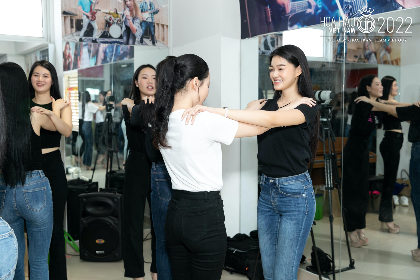 Ngoài ra, các người đẹp còn được đào tạo khả năng giữ thăng bằng từ chuyên gia. Nhiều thí sinh khá bất ngờ, lúng túng với phương pháp này. Thí sinh Vũ Hà (sinh năm 2003) cho biết cô khá khó khăn khi lần đầu đi trên giày cao gót. Cô gái 19 tuổi xin ý kiến chuyên gia cách đứng vững trên những đôi giày cao hơn 10 phân.