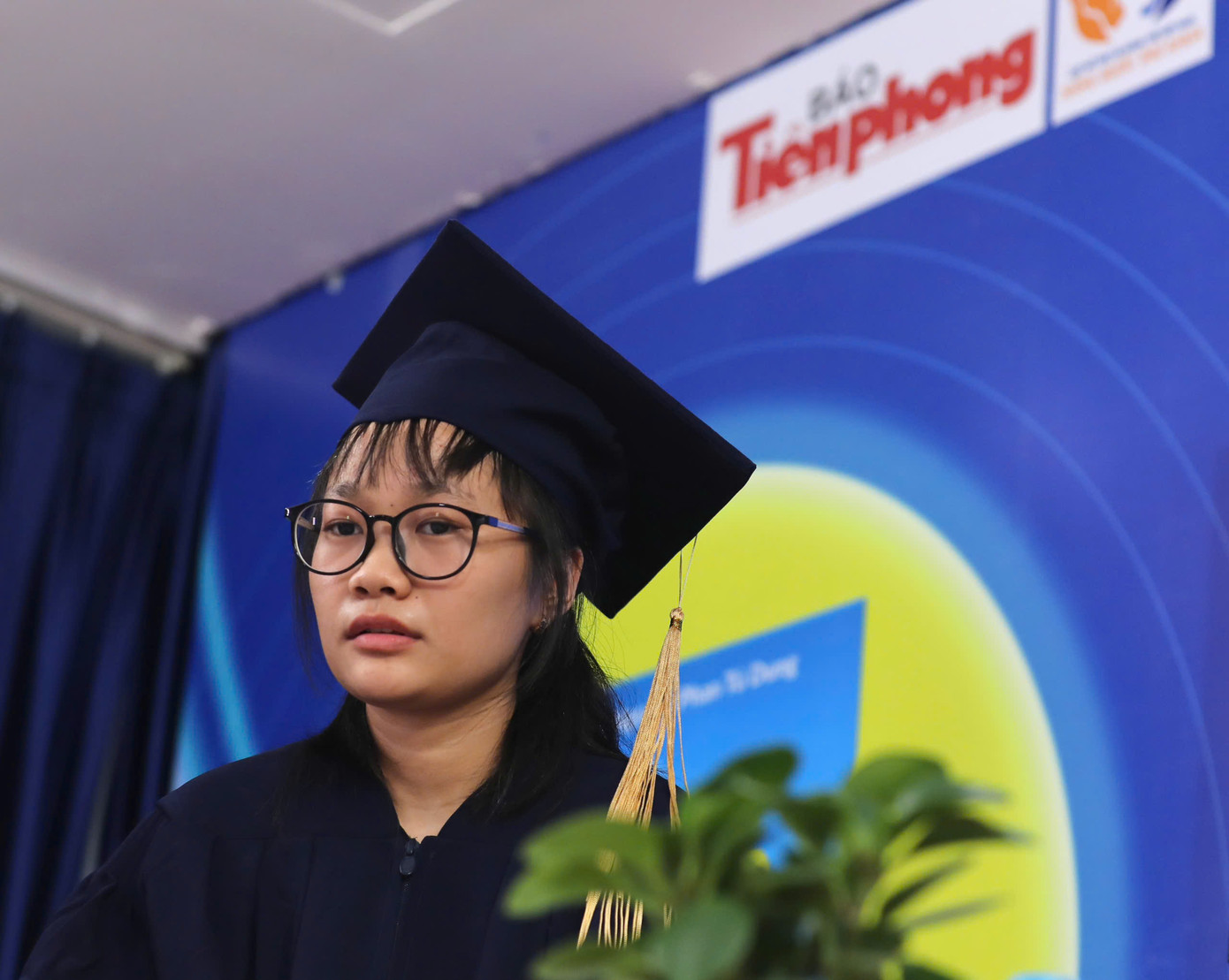 Các thủ khoa rơi nước mắt khi nghe chia sẻ của các bạn cùng trang lứa. Ảnh: Duy Anh. Các thủ khoa rơi nước mắt khi nghe chia sẻ của các bạn cùng trang lứa. Ảnh: Duy Anh.