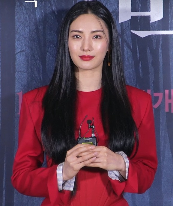 Phim còn có sự góp mặt của nam chính Hẹn hò chốn công sở và mỹ nữ Nana. Phim còn có sự góp mặt của nam chính Hẹn hò chốn công sở và mỹ nữ Nana.