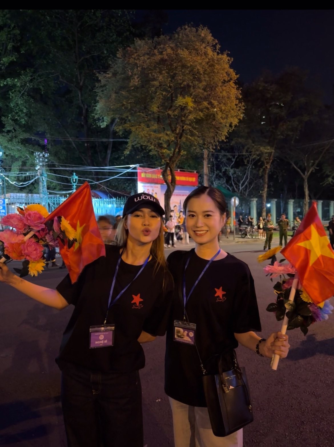 Trong loạt ảnh đăng trên mạng xã hội, Lâm Vỹ Dạ viết cô vinh dự khi là một trong những nghệ sĩ tham gia Lễ diễu binh, diễu hành cấp quốc gia kỷ niệm 50 năm Ngày Giải phóng miền Nam, thống nhất đất nước (30/4/1975-30/4/2025). Nữ nghệ sĩ check-in tại Dinh Độc Lập trong buổi hợp luyện lần hai.