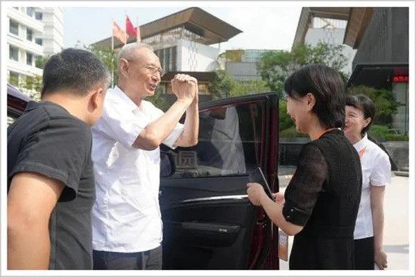 Ông Yin Mingshan không muốn làm phiền con cái lúc về già. Ông Yin Mingshan không muốn làm phiền con cái lúc về già.