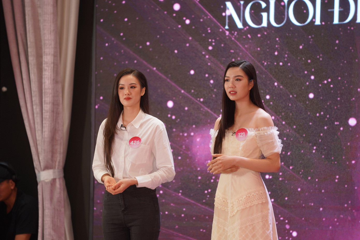 Lê Thanh Trúc và Trịnh Mỹ Anh là hai trong số các thí sinh có sắc vóc, thành tích học tập nổi trội tại Hoa hậu Việt Nam 2022. Trong ảnh là khoảnh khắc hai cô gái cùng tham gia ghi hình phần thi Người đẹp nhân ái. Cả hai cùng thực hiện kêu gọi hỗ trợ cho Nét chữ Xinh - nhóm từ thiện dạy học cho các bệnh nhi ung thư tại Bệnh viện Nhi Đồng 2.