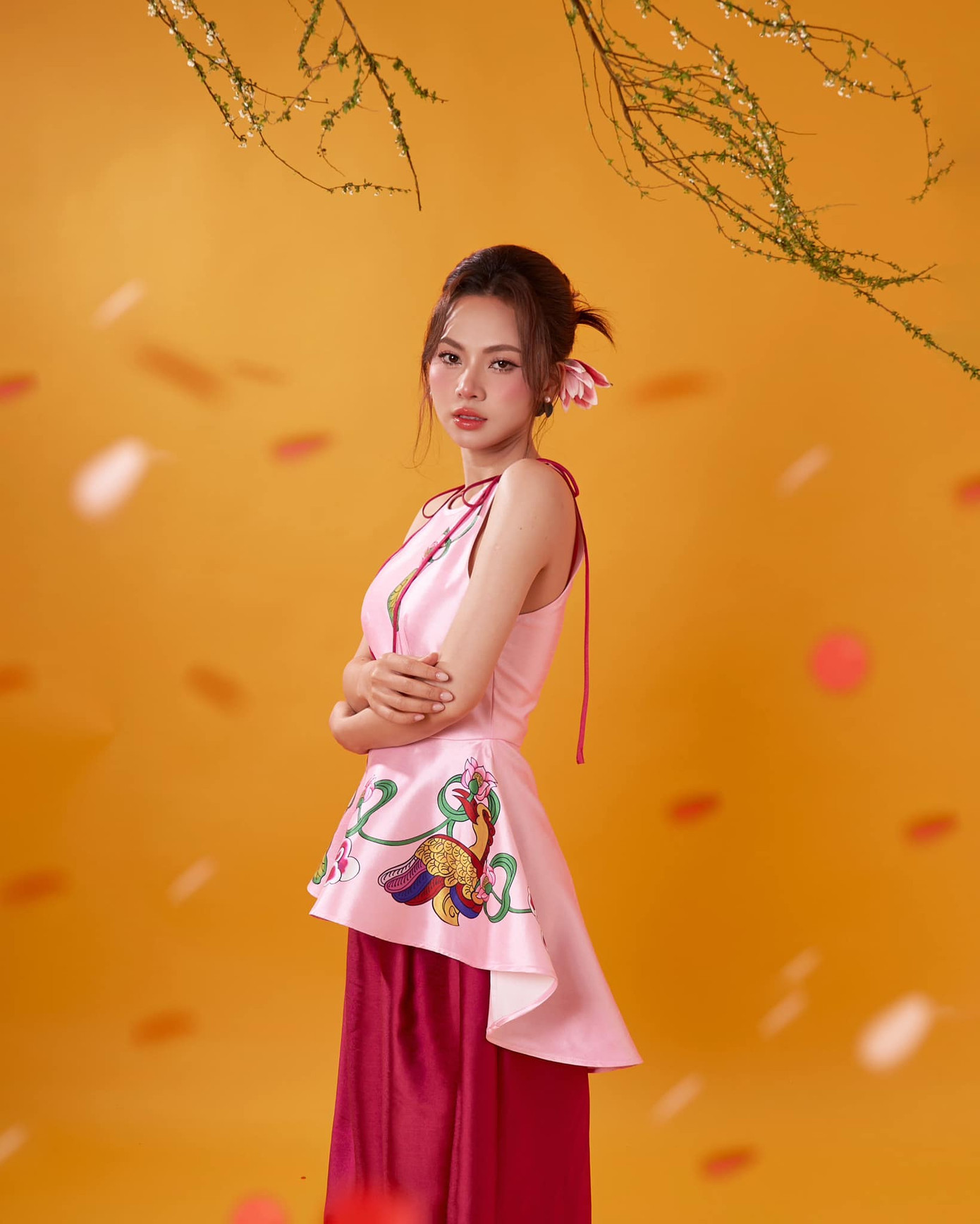 Ngô Lan Hương nói cát-xê của cô tăng vọt sau thành công của ca khúc Đi giữa trời rực rỡ. Ngô Lan Hương nói cát-xê của cô tăng vọt sau thành công của ca khúc Đi giữa trời rực rỡ.