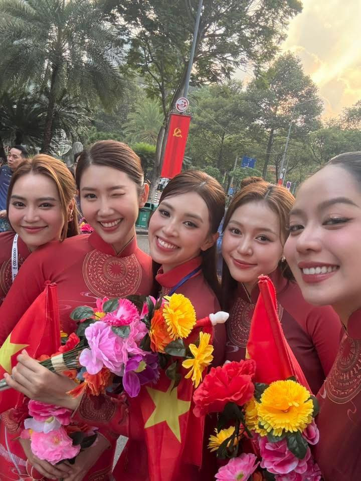 Nhan sắc hội tụ tại lễ diễu binh, diễu hành sáng 30/4. Trong ảnh là diễn viên Ninh Dương Lan Ngọc, Thúy Ngân, Hoa hậu Tiểu Vy, Kiều Duy và Hoa hậu Thanh Thủy (từ trái sang).