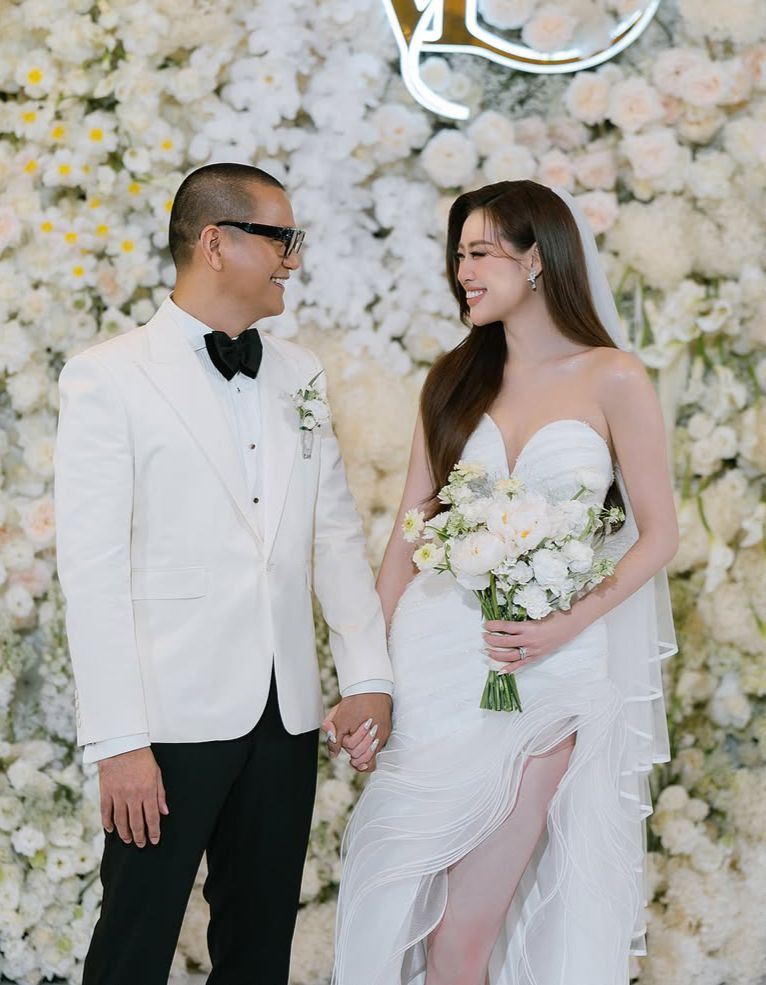 Khánh Vân cho biết cô hồi hộp, mất ngủ vì nôn nao chờ khoảnh khắc được tiến vào lễ đường. Cô chuẩn bị 5 bộ váy cho ngày trọng đại. "Từ khi đăng quang Hoa hậu Hoàn vũ Việt Nam, tôi không bao giờ chụp ảnh quảng cáo, quay video hay diễn đồ cưới. Tôi muốn áo cưới trong hôn lễ của mình", Hoa hậu Khánh Vân chia sẻ.