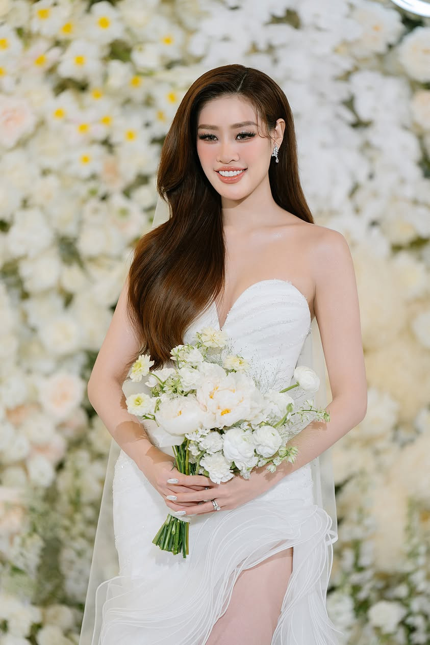 Khánh Vân cho biết cô hồi hộp, mất ngủ vì nôn nao chờ khoảnh khắc được tiến vào lễ đường. Cô chuẩn bị 5 bộ váy cho ngày trọng đại. "Từ khi đăng quang Hoa hậu Hoàn vũ Việt Nam, tôi không bao giờ chụp ảnh quảng cáo, quay video hay diễn đồ cưới. Tôi muốn áo cưới trong hôn lễ của mình", Hoa hậu Khánh Vân chia sẻ.