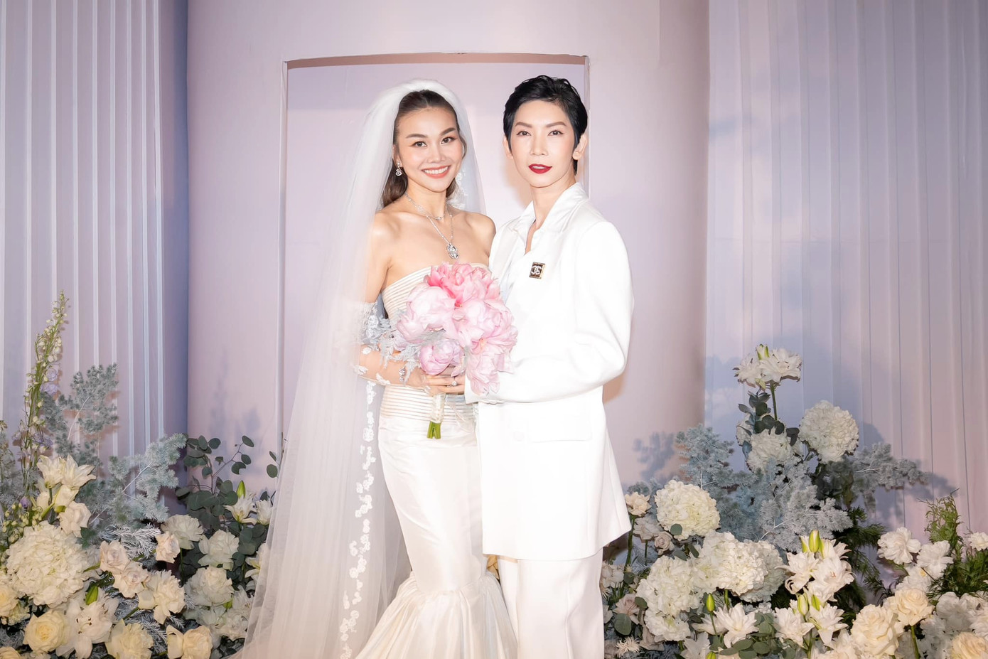 Đám cưới Thanh Hằng diễn ra tối 22/10. Do tổ chức trong không gian riêng tư, toàn bộ hình ảnh trong tiệc cưới chỉ xuất hiện trên mạng xã hội thông qua tài khoản của các ngôi sao dự tiệc. Trong ảnh là Xuân Lan đến mừng cưới Thanh Hằng.