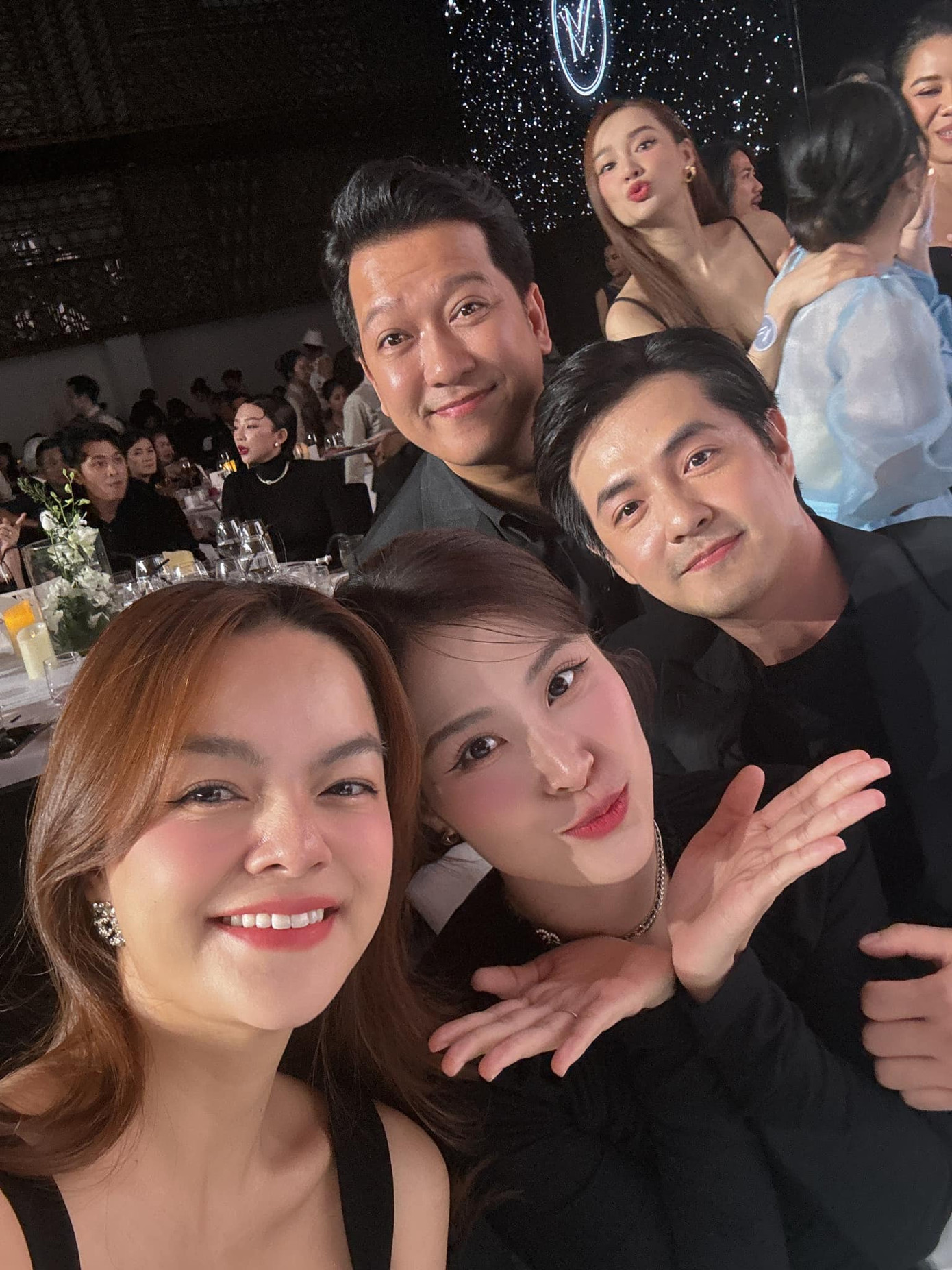 Ngoài ra, Phạm Quỳnh Anh đăng ảnh chụp cùng vợ chồng Nhã Phương - Trường Giang và Đông Nhi - Ông Cao Thắng tại tiệc cưới. "Chúc mừng em tìm được người bạn đời có thể bù đắp mất mát, mẹ trên cao chắc sẽ hạnh phúc khi chứng kiến con gái rạng rỡ và được yêu thương bởi người đàn ông tử tế", Phạm Quỳnh Anh viết.