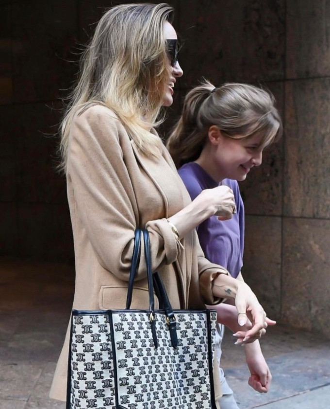 Hình ảnh con gái kiêm trợ lý của Angelina Jolie rời tòa nhà ở Quảng trường Thời đại. Vivienne diện trang phục chỉn chu, phù hợp với tính chất công việc. Ít ai ngờ cô con gái cùng Angelina Jolie đóng phim Maleficent hiện là trợ lý cho mẹ. Hình ảnh con gái kiêm trợ lý của Angelina Jolie rời tòa nhà ở Quảng trường Thời đại. Vivienne diện trang phục chỉn chu, phù hợp với tính chất công việc. Ít ai ngờ cô con gái cùng Angelina Jolie đóng phim Maleficent hiện là trợ lý cho mẹ.