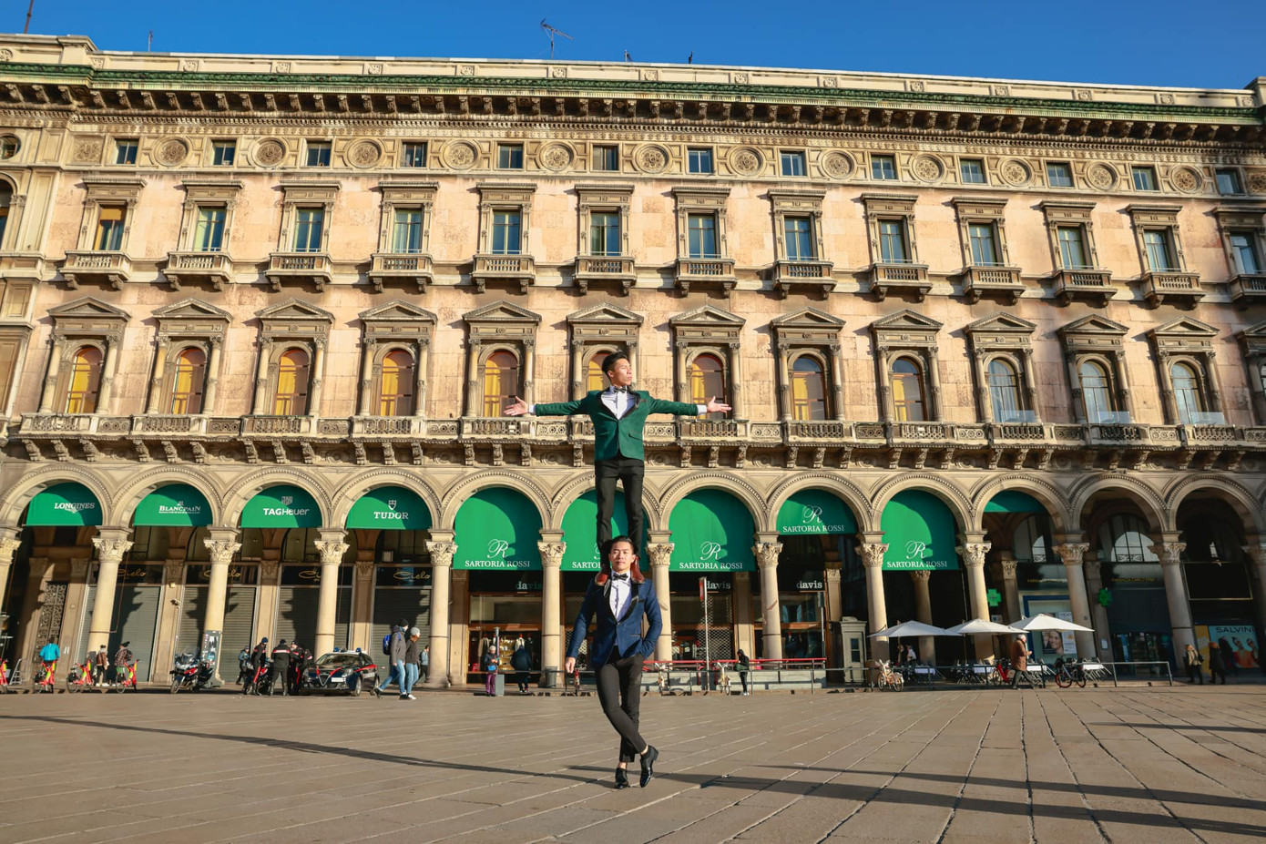 Quốc Cơ - Quốc Nghiệp tạo dáng trước khu mua sắm Galleria Vittorio Emanuele II. Ảnh: Hải An.