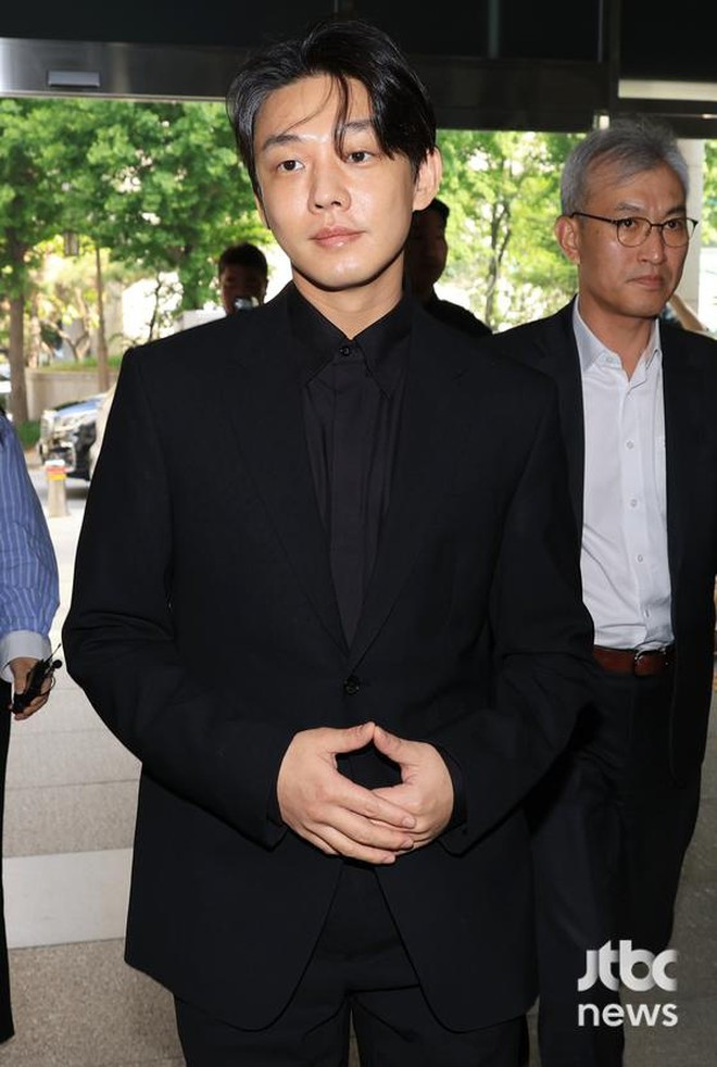 Yoo Ah In tại cơ quan điều tra.