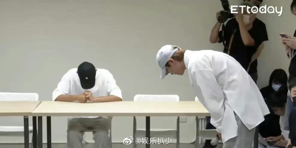 Viêm Á Luân cúi đầu xin lỗi trong buổi họp báo. Viêm Á Luân cúi đầu xin lỗi trong buổi họp báo.