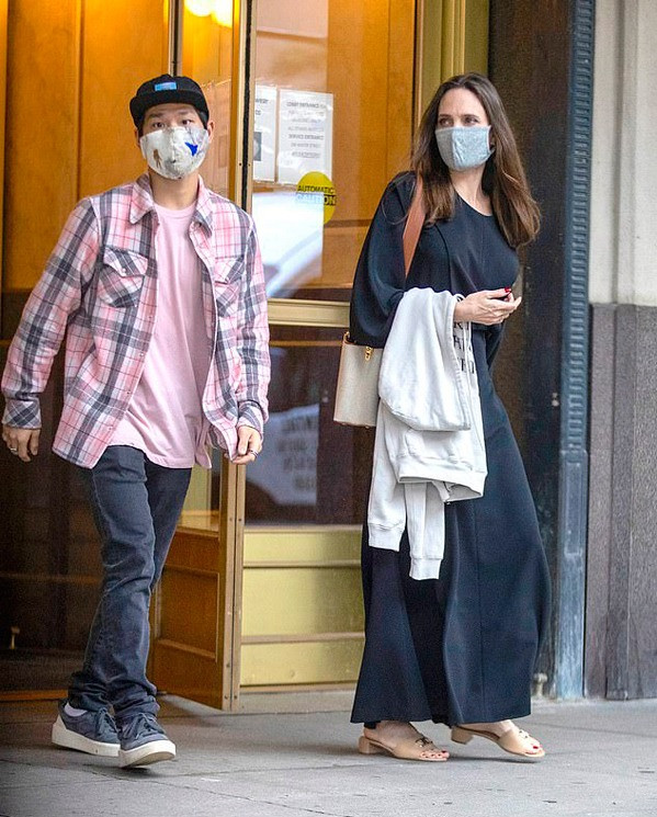 So với các con, Pax Thiên sống hướng nội và không bao giờ trả lời phỏng vấn. Theo Us Weekly, anh không muốn dựa hơi mẹ. Sau khi tốt nghiệp trung học, Pax Thiên được mẹ cho người dạy boxing. Nữ diễn viên khuyên con học thêm tiếng Việt để không quên tiếng mẹ đẻ. Anh còn theo học DJ do người bạn thân của Jolie dạy. So với các con, Pax Thiên sống hướng nội và không bao giờ trả lời phỏng vấn. Theo Us Weekly, anh không muốn dựa hơi mẹ. Sau khi tốt nghiệp trung học, Pax Thiên được mẹ cho người dạy boxing. Nữ diễn viên khuyên con học thêm tiếng Việt để không quên tiếng mẹ đẻ. Anh còn theo học DJ do người bạn thân của Jolie dạy.