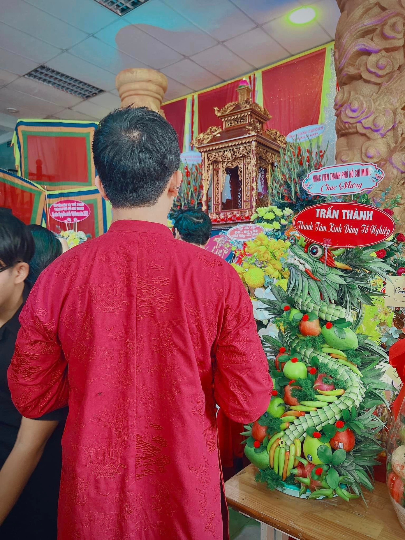 Ngày 14/9, Trấn Thành đăng ảnh giỗ Tổ sân khấu. Nam nghệ sĩ cầu mong công việc thuận lợi, bộ phim chiếu Tết sắp tới được ủng hộ sau thành công lớn của Mai. Tham gia lễ giỗ Tổ sân khấu cùng Trấn Thành là vợ chồng Thu Trang - Tiến Luật và Anh Đức - Quỳnh Anh.