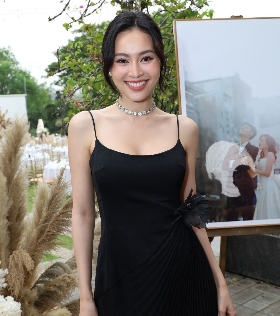 Lan Ngọc, Thùy Anh rạng rỡ tại hôn lễ của đồng nghiệp. Trước đó, Lan Ngọc cũng là phù dâu ở tiệc ăn hỏi của Phương Lan diễn ra vào ngày 18/11. Phương Lan và Phan Đạt công khai hẹn hò vào năm 2018. Nửa kia của diễn viên là nhân viên văn phòng nhưng sau này đã nghỉ việc để lui về làm quản lý riêng cho bạn gái. Cặp đôi đã tính đến chuyện kết hôn vào năm 2020 nhưng do ảnh hưởng của dịch bệnh nên đã tạm hoãn.