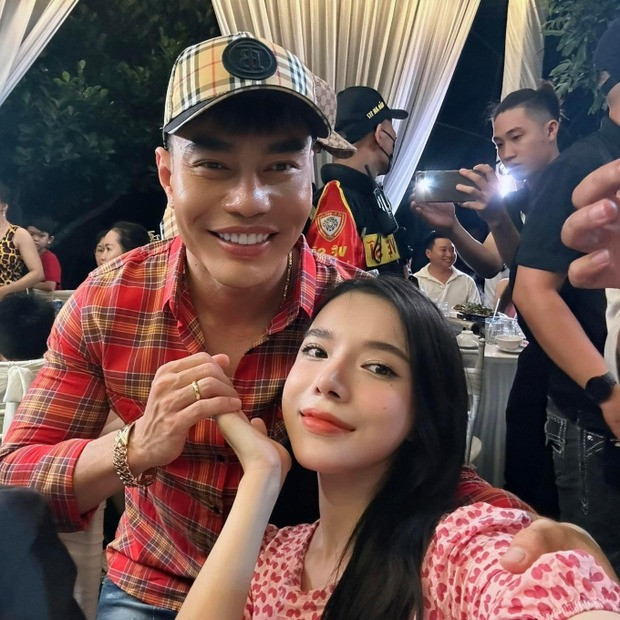 Lê Dương Bảo Lâm mặc theo phong cách &quot;dân chơi&quot; dự tiệc cưới Puka, bên cạnh là nữ ca sĩ Lyly. Nam diễn viên liên tục cập nhật tin tức, hình ảnh trong đám cưới của đồng nghiệp lên mạng xã hội.