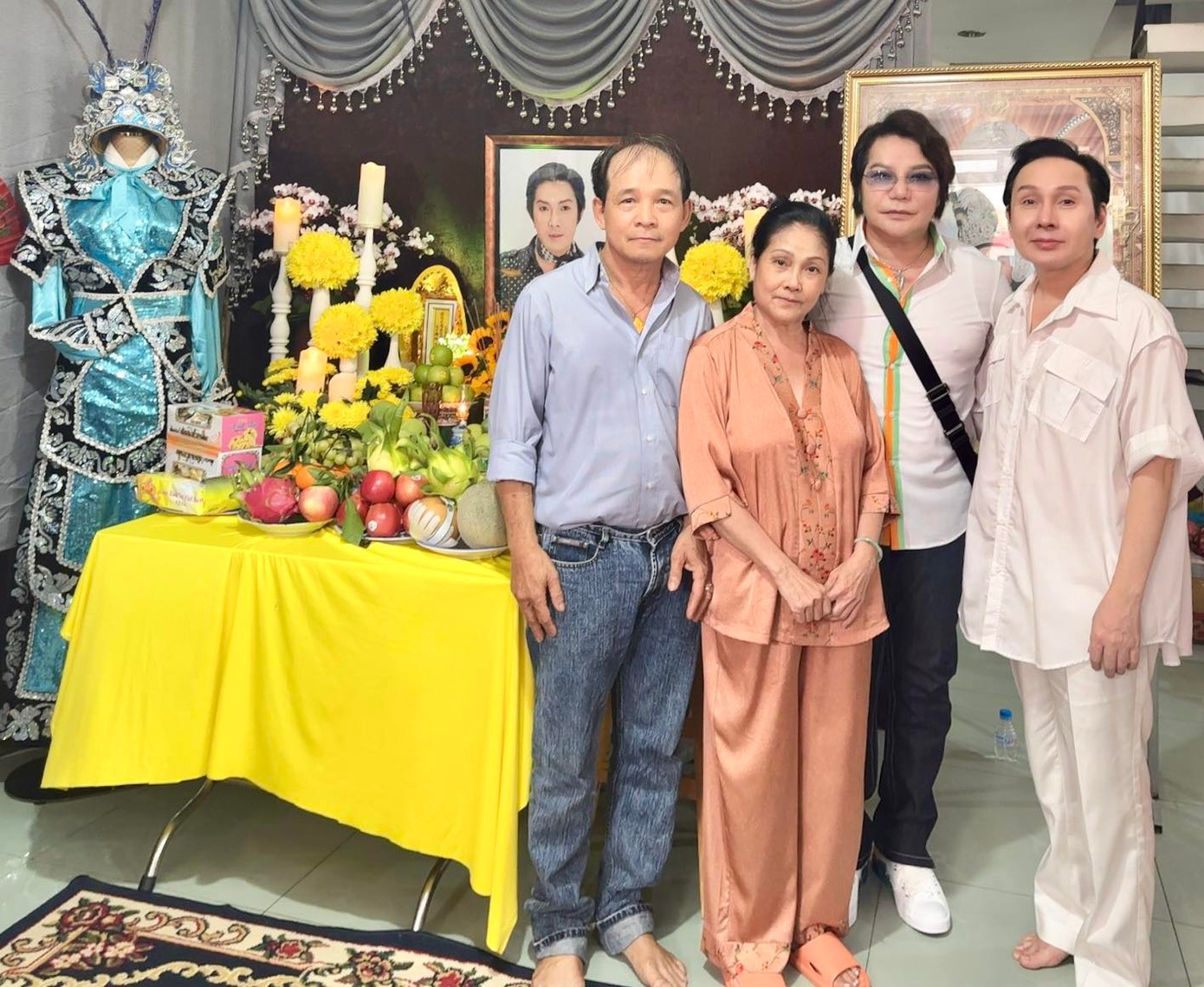 NSƯT Vũ Luân, nghệ sĩ Linh Tâm cùng gia đình tại lễ cúng thất NSƯT Vũ Linh.