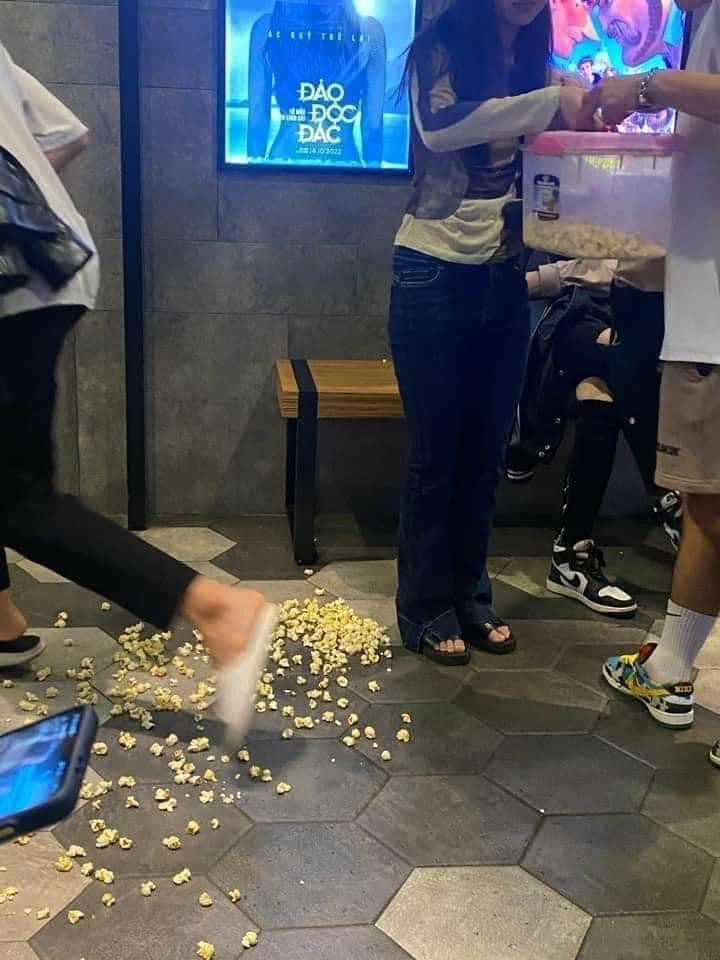 Phía Lotte Cinema mong khán giả đến rạp lấy bắp tiết kiệm, đủ dùng và tránh lãng phí thức ăn. Phía Lotte Cinema mong khán giả đến rạp lấy bắp tiết kiệm, đủ dùng và tránh lãng phí thức ăn.