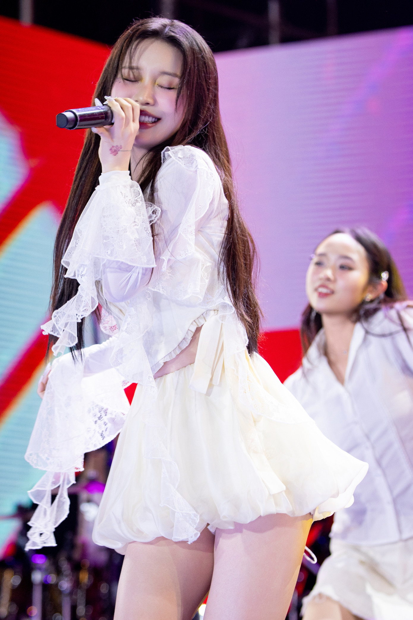 Cận nhan sắc Han Sara trong buổi diễn. Cận nhan sắc Han Sara trong buổi diễn.