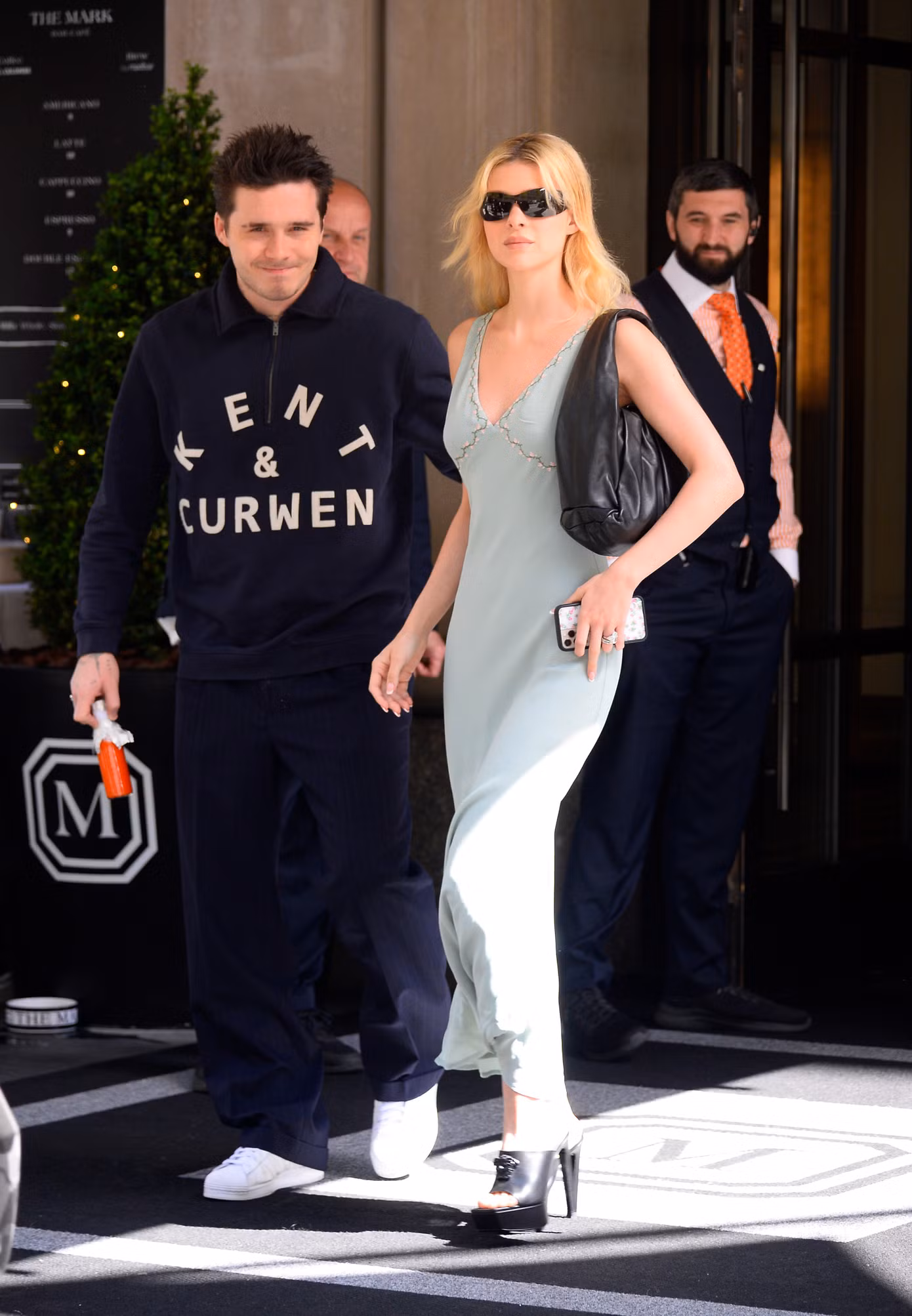 Truyền thông cho rằng Brooklyn Beckham và Nicola Peltz muốn xây dựng hình ảnh giống bố mẹ. Truyền thông cho rằng Brooklyn Beckham và Nicola Peltz muốn xây dựng hình ảnh giống bố mẹ.