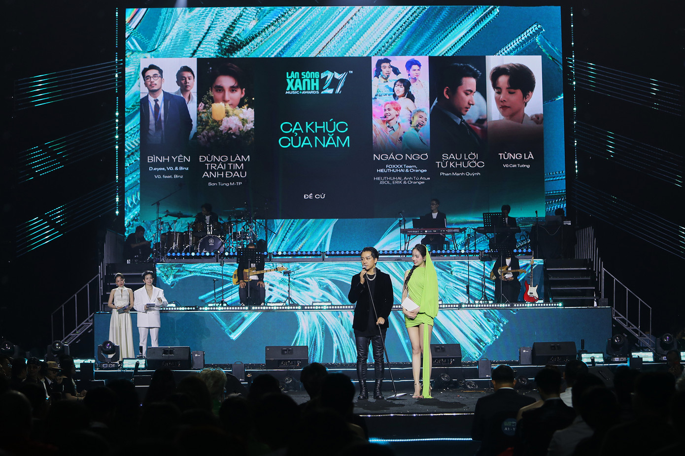 Sơn Tùng M-TP thắng giải Ca khúc của năm (Đừng làm trái tim anh đau) với 45,5% lượt bình chọn, kèm chiến thắng Top 10 ca khúc được yêu thích. Tuy nhiên, nam ca sĩ không tham gia lễ trao giải. Anh dẫn đầu đề cử tại Làn Sóng Xanh với 5 đề cử quan trọng trước khi bị Hieuthuhai "đánh bại" ở hạng mục Nam ca sĩ/Rapper của năm và Nam ca sĩ/Rapper được yêu thích nhất. Sơn Tùng M-TP thắng giải Ca khúc của năm (Đừng làm trái tim anh đau) với 45,5% lượt bình chọn, kèm chiến thắng Top 10 ca khúc được yêu thích. Tuy nhiên, nam ca sĩ không tham gia lễ trao giải. Anh dẫn đầu đề cử tại Làn Sóng Xanh với 5 đề cử quan trọng trước khi bị Hieuthuhai "đánh bại" ở hạng mục Nam ca sĩ/Rapper của năm và Nam ca sĩ/Rapper được yêu thích nhất.