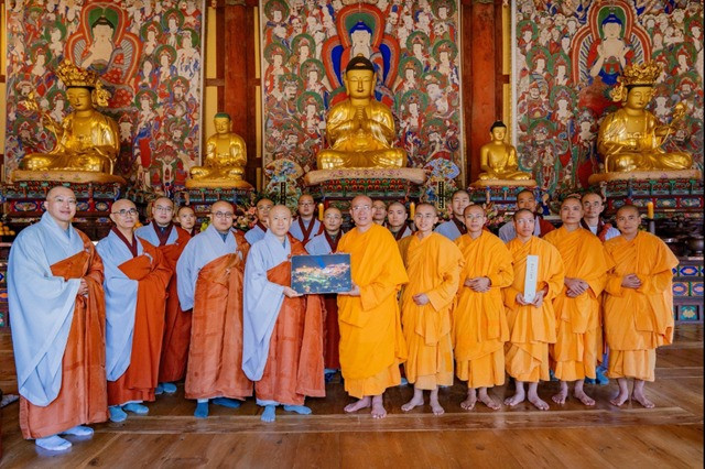 Chư Tăng chùa Hải Ấn đón tiếp đoàn thầy Thích Trúc Thái Minh và các chư tăng tại Busan.