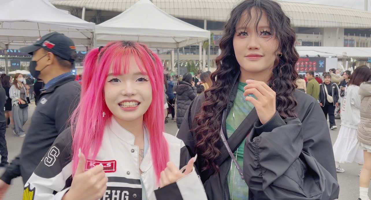 Minh Anh (21 tuổi) và Đào Yên (23 tuổi) bắt xe từ Hải Phòng đến Hà Nội xem show. Cả hai đến SVĐ Mỹ Đình lúc 15h. Minh Anh và Đào Yên nói họ không vội dù biết khán giả đổ về sân vận động rất đông. "Chúng tôi chỉ bất ngờ khi thời tiết trở lạnh khá nhanh, không ngờ lại rét thế này". Minh Anh và Đào Yên mua cặp vé VIP trị giá 4,4 triệu đồng. Minh Anh (21 tuổi) và Đào Yên (23 tuổi) bắt xe từ Hải Phòng đến Hà Nội xem show. Cả hai đến SVĐ Mỹ Đình lúc 15h. Minh Anh và Đào Yên nói họ không vội dù biết khán giả đổ về sân vận động rất đông. "Chúng tôi chỉ bất ngờ khi thời tiết trở lạnh khá nhanh, không ngờ lại rét thế này". Minh Anh và Đào Yên mua cặp vé VIP trị giá 4,4 triệu đồng.