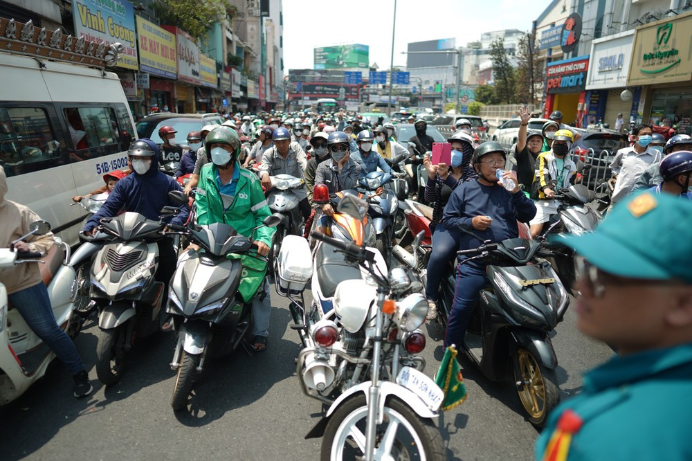 Cảnh đông đúc trong ngày đưa tiễn NSƯT Vũ Linh.