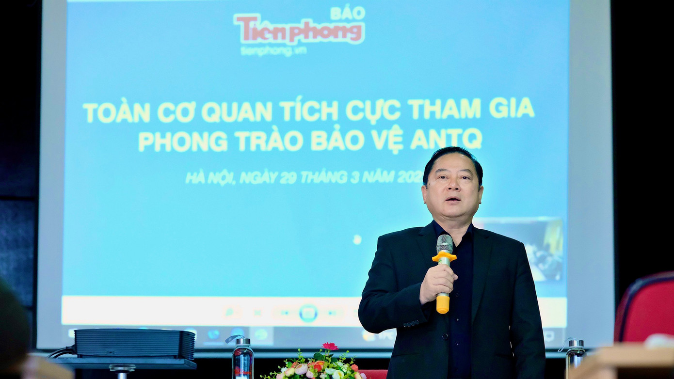 Lãnh đạo báo Tiền Phong phát động toàn cơ quan tích cực tham gia phong trào toàn dân bảo vệ an ninh Tổ quốc 2023. Ảnh: Mạnh Thắng. Lãnh đạo báo Tiền Phong phát động toàn cơ quan tích cực tham gia phong trào toàn dân bảo vệ an ninh Tổ quốc 2023. Ảnh: Mạnh Thắng.
