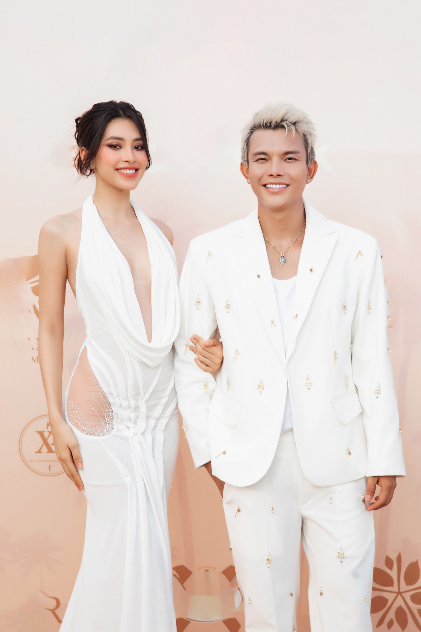 Xuất hiện tại thảm đỏ, Tiểu Vy gây ấn tượng với váy dài cut-out táo bạo. Chi tiết cổ xẻ sâu làm tôn lên đôi vai gầy cùng vóc dáng thon thả của Hoa hậu Việt Nam 2018.