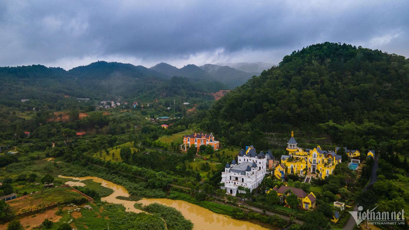 Năm 2019, Thanh tra TP Hà Nội chỉ ra nhiều công trình vi phạm ở ven hồ Đồng Đò. Tuy nhiên, năm 2020, Thanh tra Chính phủ đề nghị Hà Nội chưa xử lý những công trình này để chờ rà soát theo quy hoạch. (Ảnh: Thế Bằng). Năm 2019, Thanh tra TP Hà Nội chỉ ra nhiều công trình vi phạm ở ven hồ Đồng Đò. Tuy nhiên, năm 2020, Thanh tra Chính phủ đề nghị Hà Nội chưa xử lý những công trình này để chờ rà soát theo quy hoạch. (Ảnh: Thế Bằng).