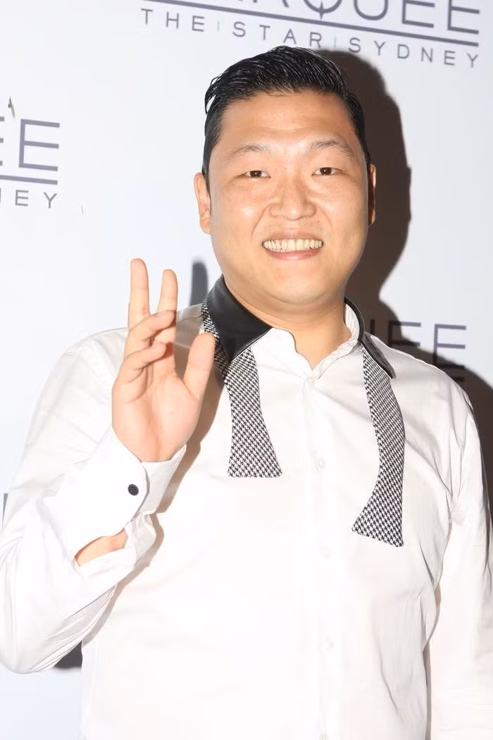PSY và vận động viên Lee Da Hyeon từng gây sốt khi nhảy theo See tình. PSY và vận động viên Lee Da Hyeon từng gây sốt khi nhảy theo See tình.