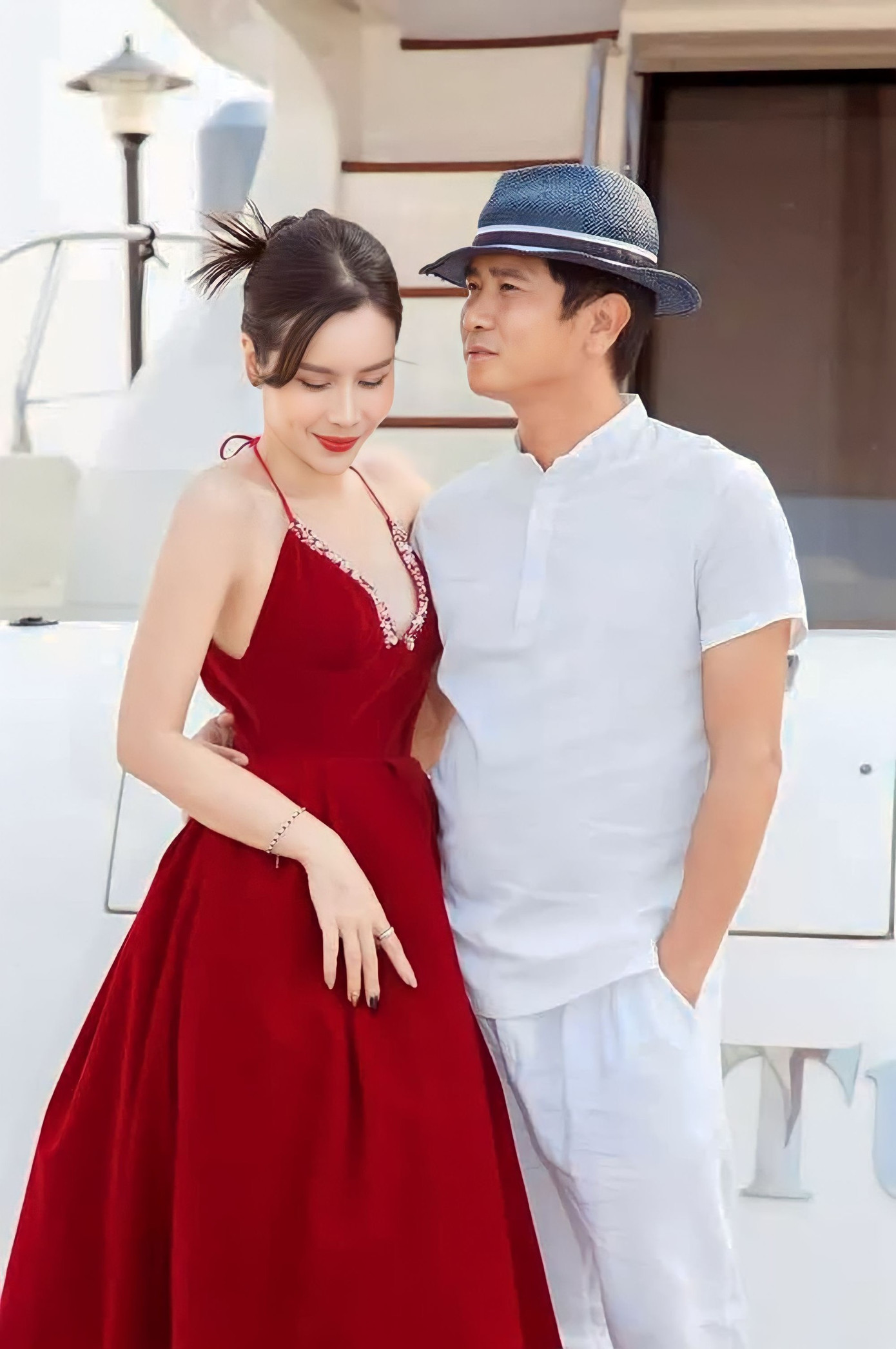 Hồ Hoài Anh gần như vắng mặt khỏi mọi sự kiện sau vụ ồn ào ở nước ngoài. Hồ Hoài Anh gần như vắng mặt khỏi mọi sự kiện sau vụ ồn ào ở nước ngoài.