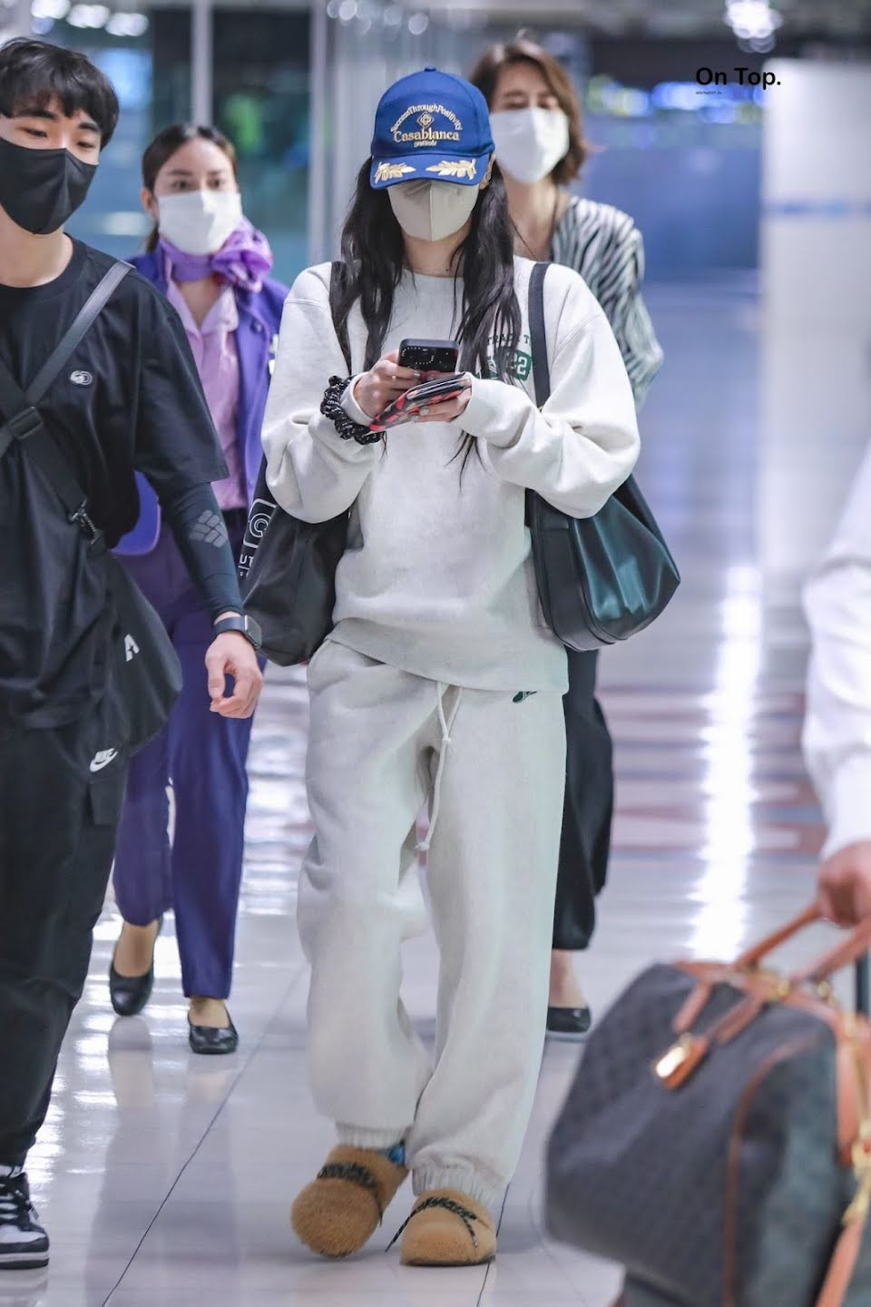 Em út nhóm BlackPink chú trọng sự thoải mái khi xuất hiện tại sân bay, nhất là khi lưu diễn, ngồi chặng bay dài.